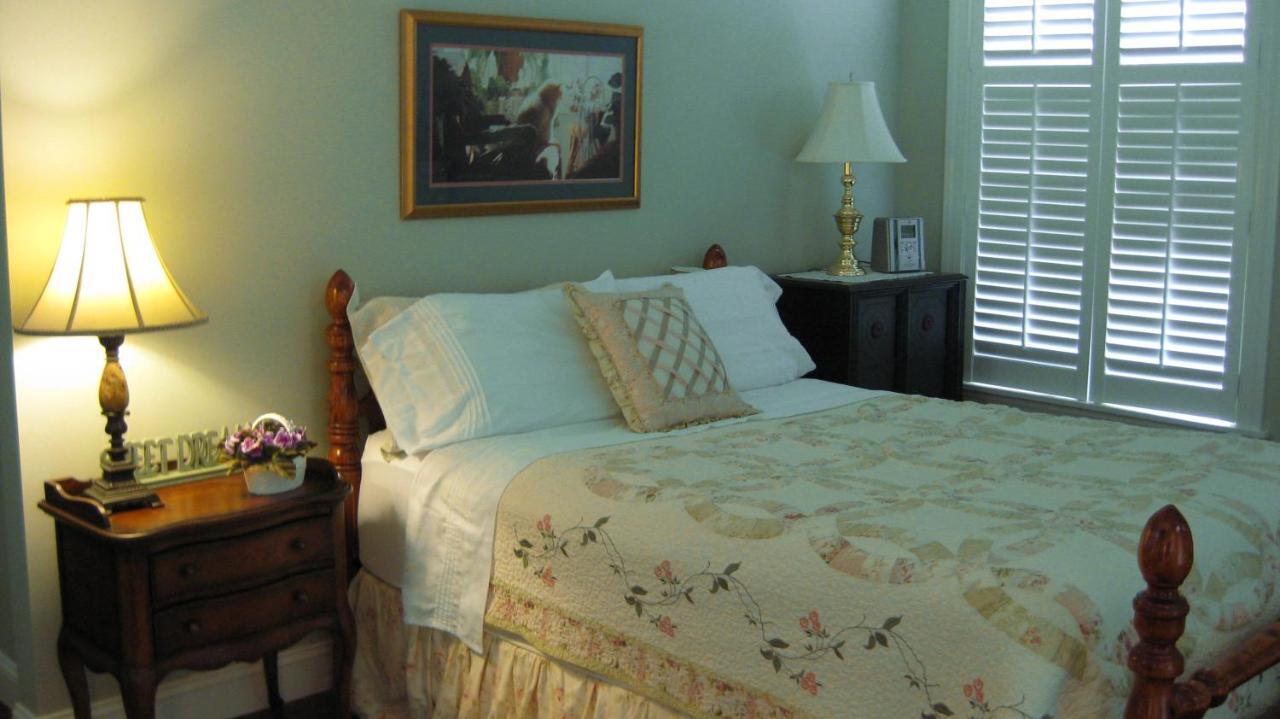 Trinkle Mansion Bed & Breakfast Уайтевилл Экстерьер фото